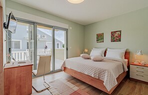 3 bedrooms, free WiFi, bed sheets