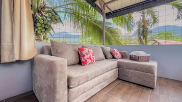 Smart-TV, peis og bøker