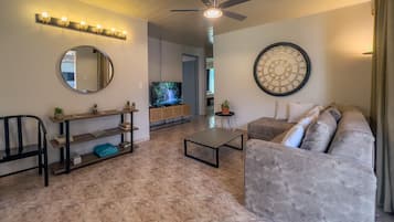 Smart-TV, peis og bøker