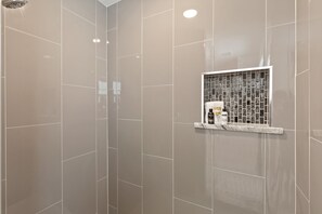 Een douche, handdoeken, zeep, shampoo