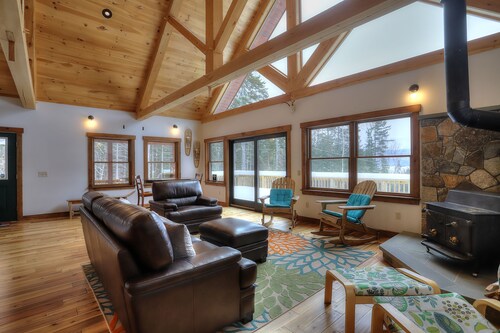 Maine Land - Newly decorated and beautiful home along the Birches Beach Road!