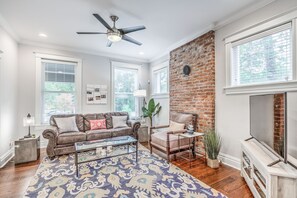 Een smart-tv, boeken en een computerscherm