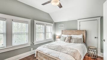 5 chambres, bureau, fer et planche à repasser, lit parapluie