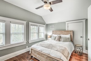 5 slaapkamers, een bureau, een strijkplank/strijkijzer, reisbedje