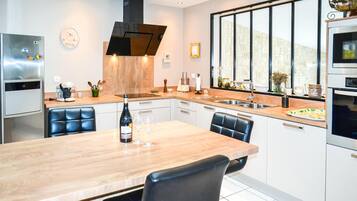 Een koelkast, een oven, een kookplaat, een vaatwasser