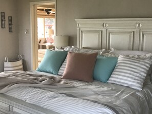 4 bedrooms, free WiFi, bed sheets - Lake house located directly on main body of Granbury Lake. (Granbury)