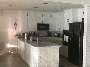 Réfrigérateur, four à micro-ondes, un four, surface de cuisson