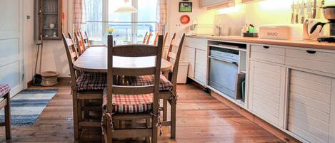 Jääkaappi, uuni, liesi, astianpesukone