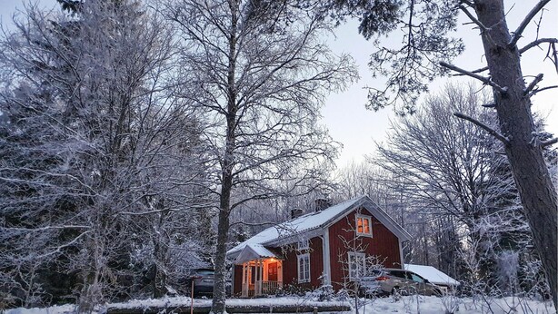 A snow-covered cabin with a visible porch and a car parked outside. - Pet friendly home in Skeppshult (Skeppshult)