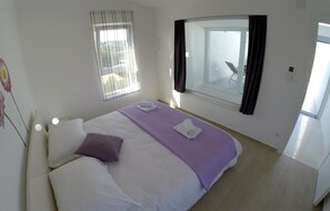 3 bedrooms, travel cot, free WiFi, bed sheets