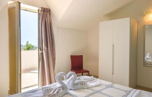 2 bedrooms, travel cot, free WiFi, bed sheets