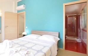 2 bedrooms, travel cot, free WiFi, bed sheets