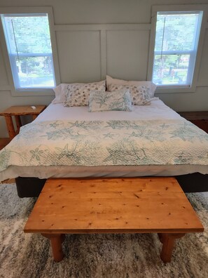 2 bedrooms, bed sheets - Beautiful cottage near silver lake sand dunes (Mears)