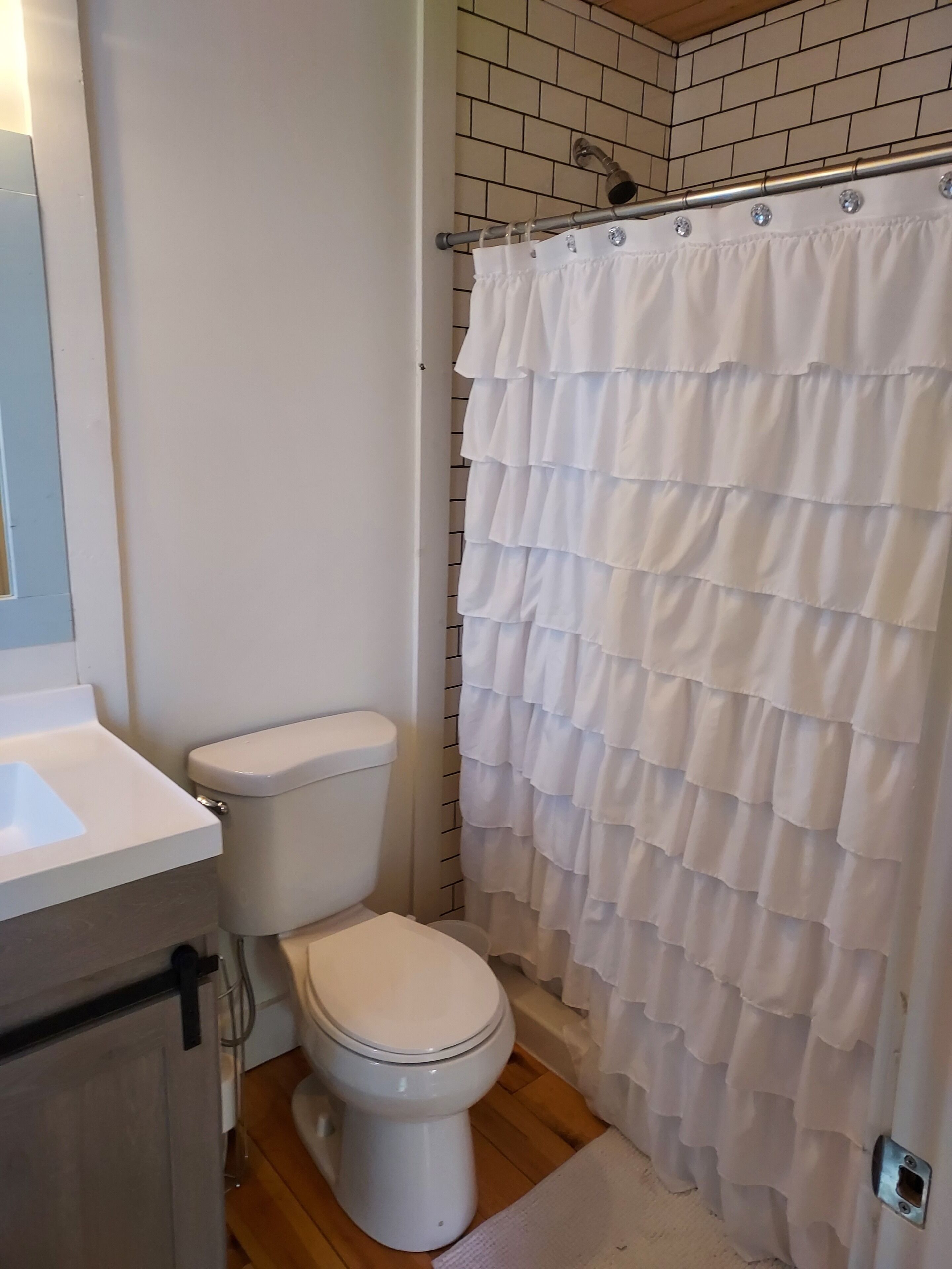 Douche, serviettes fournies, savon, papier toilette