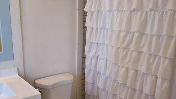 Douche, serviettes fournies, savon, papier toilette