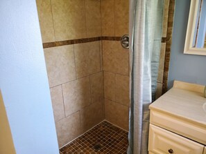 Combined shower/bathtub, hair dryer, towels, soap - Playa villa inn entire house (Clearwater)