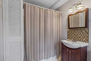 Casa, 2 habitaciones | Baño | Toallas
