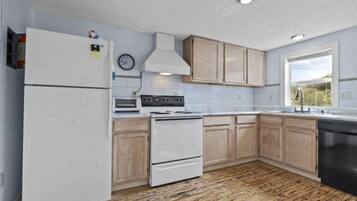 House, 2 Bedrooms | Private kitchen