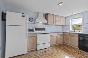 House, 2 Bedrooms | Private kitchen - Annie Lee's (Harkers Island)