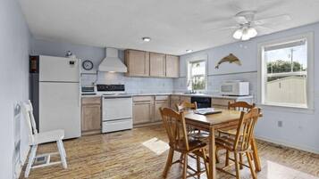 House, 2 Bedrooms | Dining