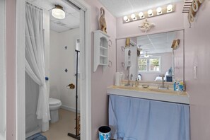 Bathroom - Annie Lee's (Harkers Island)