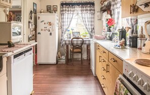 Kaffetrakter/tekoker, kjøleskap, mikrobølgeovn og ovn