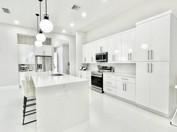 Frigorifero, microonde, forno, piano cottura