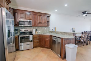 Refrigerador, microondas, lavavajillas y cafetera y tetera