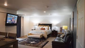 Planxa i posts de planxar, wifi gratuïta i roba de llit