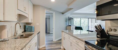 Refrigerador, microondas, horno, placa de cocina