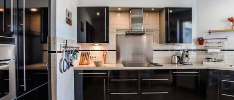 Réfrigérateur, micro-ondes, four, plaque de cuisson