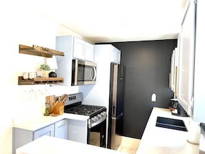 Réfrigérateur, four à micro-ondes, un four, surface de cuisson