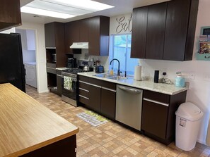 Private kitchen - *NEW* Havasu Hacienda! Lake view, 1 mile from lake (Lake Havasu City)