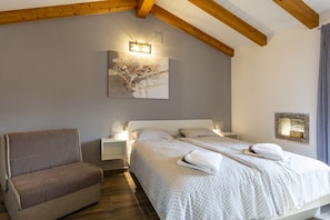 3 bedrooms, in-room safe, desk, iron/ironing board