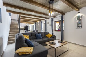 Smart TV, fireplace, DVD player