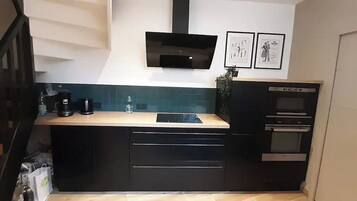 Réfrigérateur, micro-ondes, four, plaque de cuisson