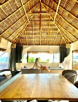 Cortinas blackout y sistema de insonorización 