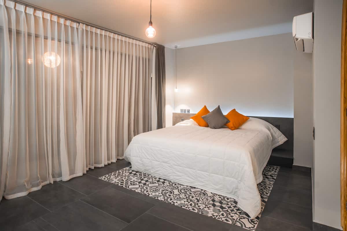 Habitación de lujo, 1 cama King size, balcón, vista parcial al mar | 2 habitaciones, cortinas blackout y insonorización
