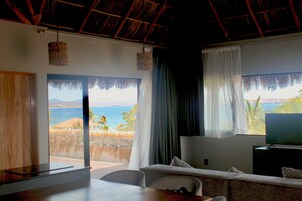 Panoramic Villa | Private kitchen | Full-size fridge, microwave, dishwasher, rice cooker