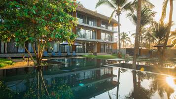 Una piscina al aire libre (de 09:00 a 21:00), sombrillas, tumbonas