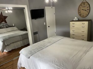 3 habitaciones, escritorio y tabla de planchar con plancha