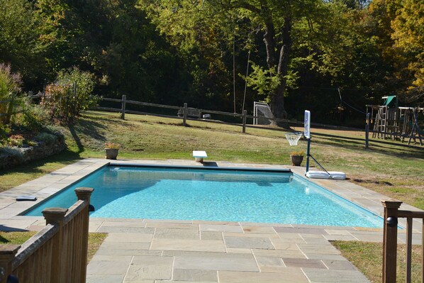 حمّام سباحة مُدفَّأ