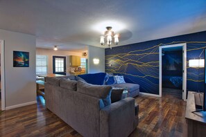 Smart-TV, peis, bøker og stereoanlegg