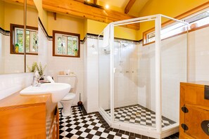 Ensemble douche/baignoire, sèche-cheveux, serviettes fournies, savon