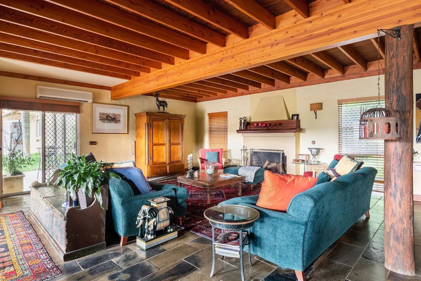 Smart-TV, peis, bøker og filmbibliotek