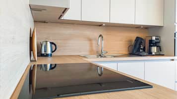 Refrigerador, parrilla de estufa, lavavajillas y cafetera y tetera