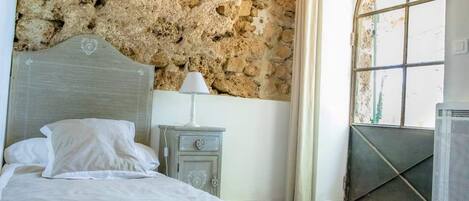 5 bedrooms, iron/ironing board, WiFi, bed sheets