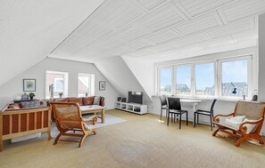 TV, fireplace - Gorgeous home in Vestervig with WiFi (Vestervig)