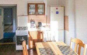 Frigorífico, microondas, placa de cocina y lavavajillas