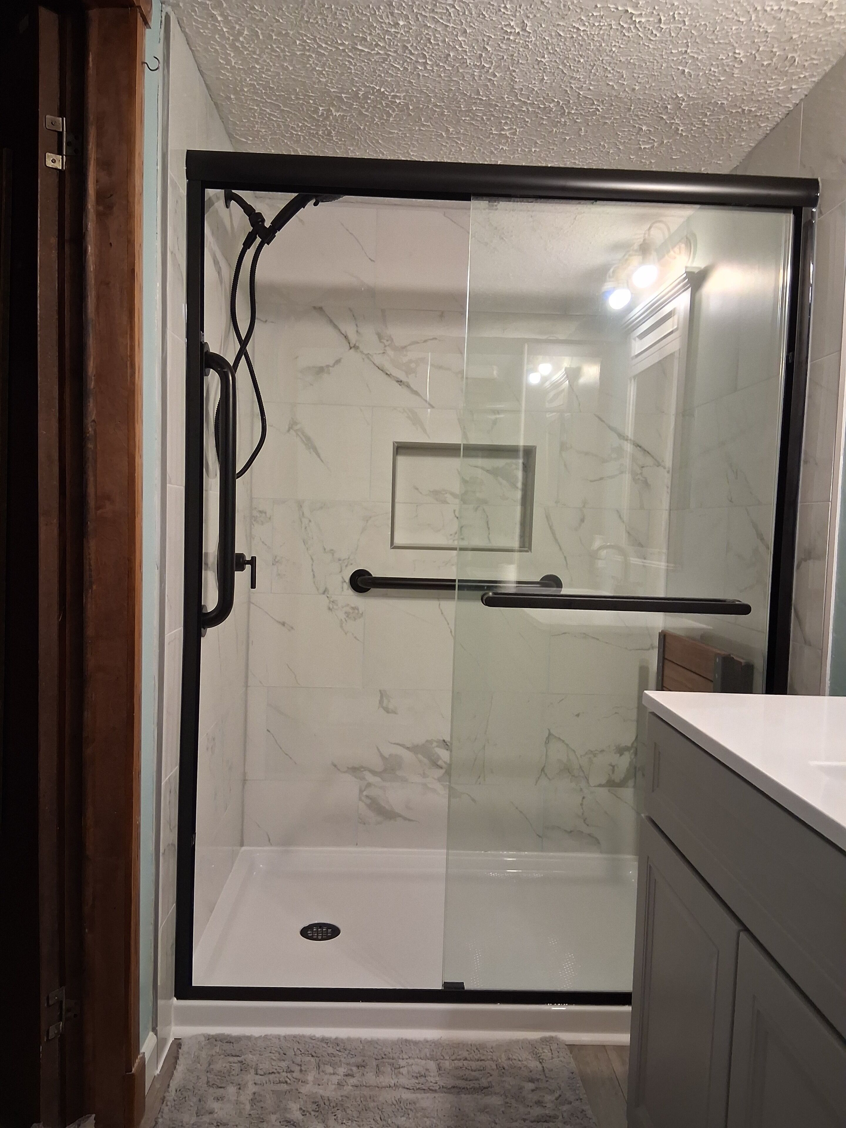 وحدات دش مع أحواض استحمام، مجففات شعر، مناشف، صابون